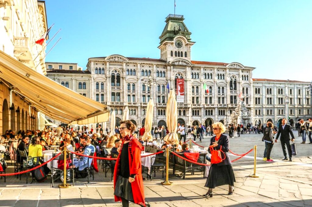 Photo of the Caffé degli Specchi in Trieste with the Town Hall