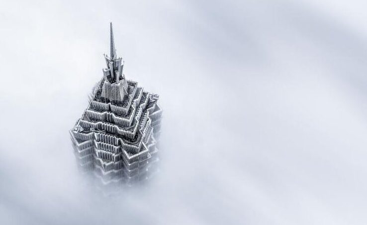 Foto della torre Shanghai Jinmao tra le nuvole