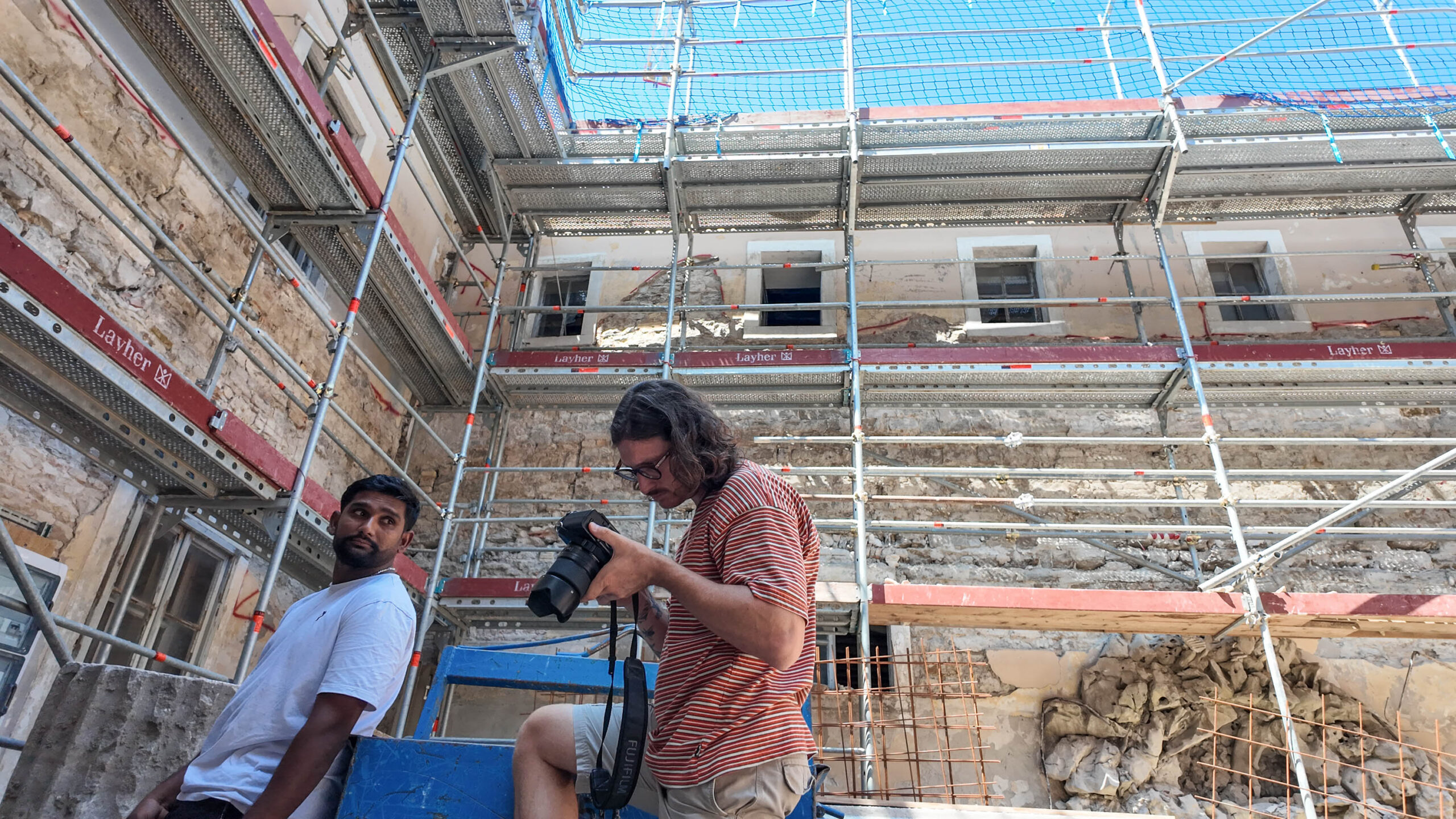 Nicolas Brunetti con un lavoratore nel cantiere