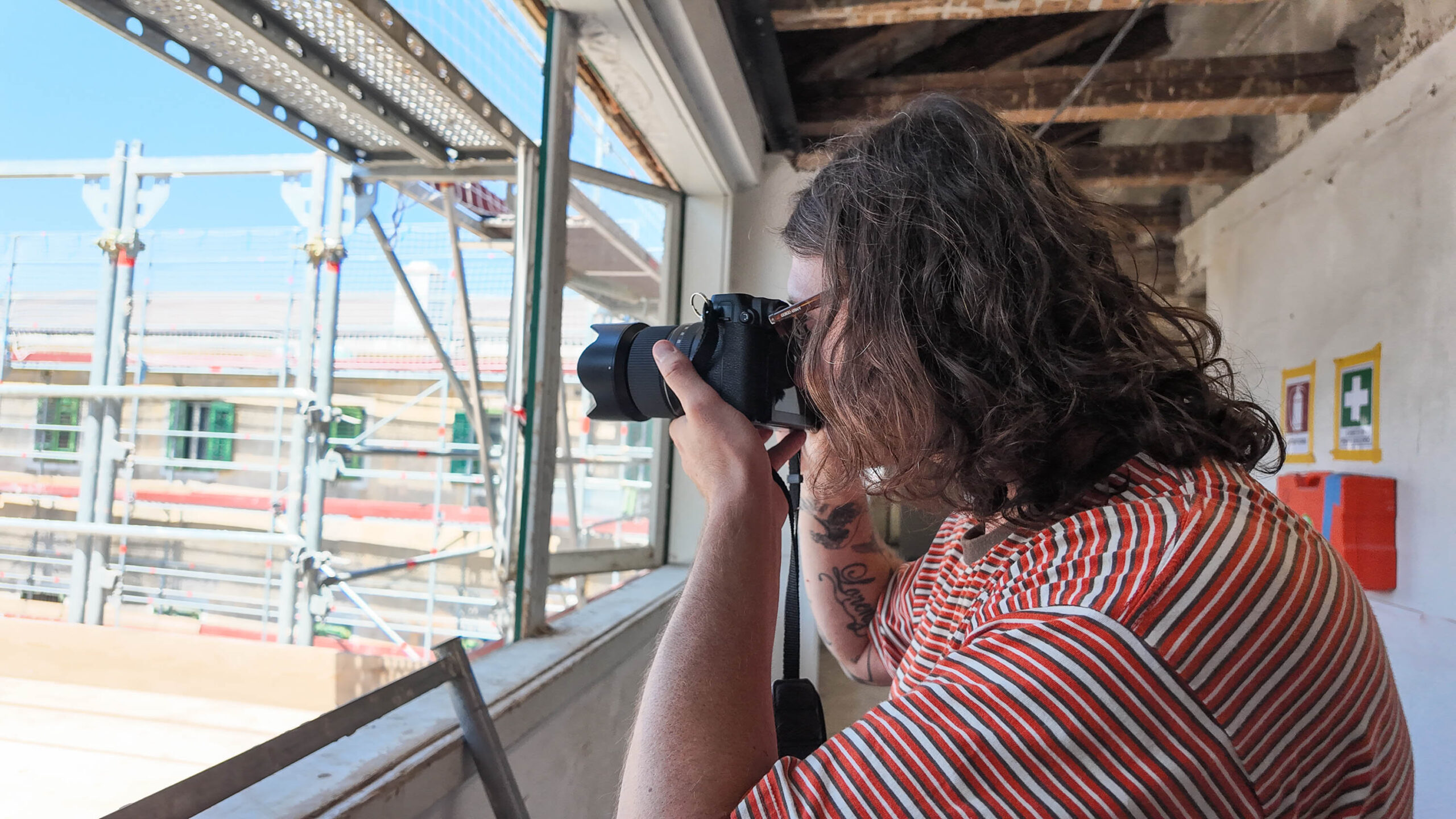 Nicolas Brunetti fotografa nel cantiere