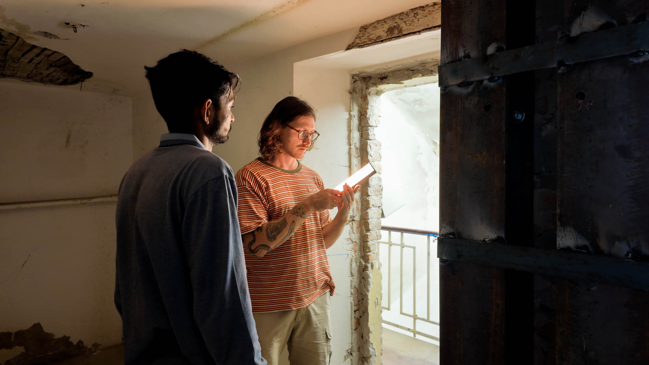 Nicolas Brunetti con un membro della comunità del cantiere